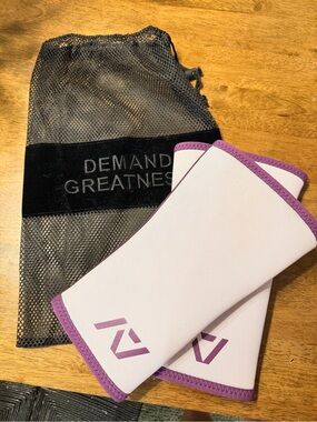 NWOT Lavender A7 Hourglass Stiff Knee Sleeves with Dust Bag